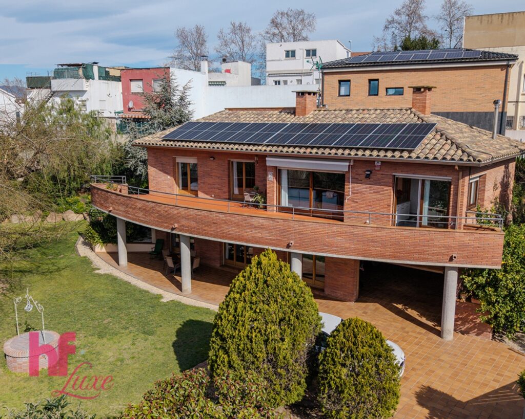 casa de lujo con piscina y vistas