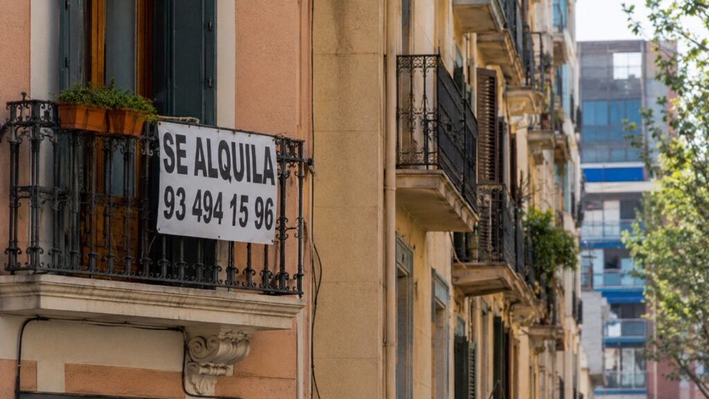 Cartel de "Se alquila" en un edificio residencial de Cataluña que representa la evolución del mercado del alquiler tras la limitación de precios