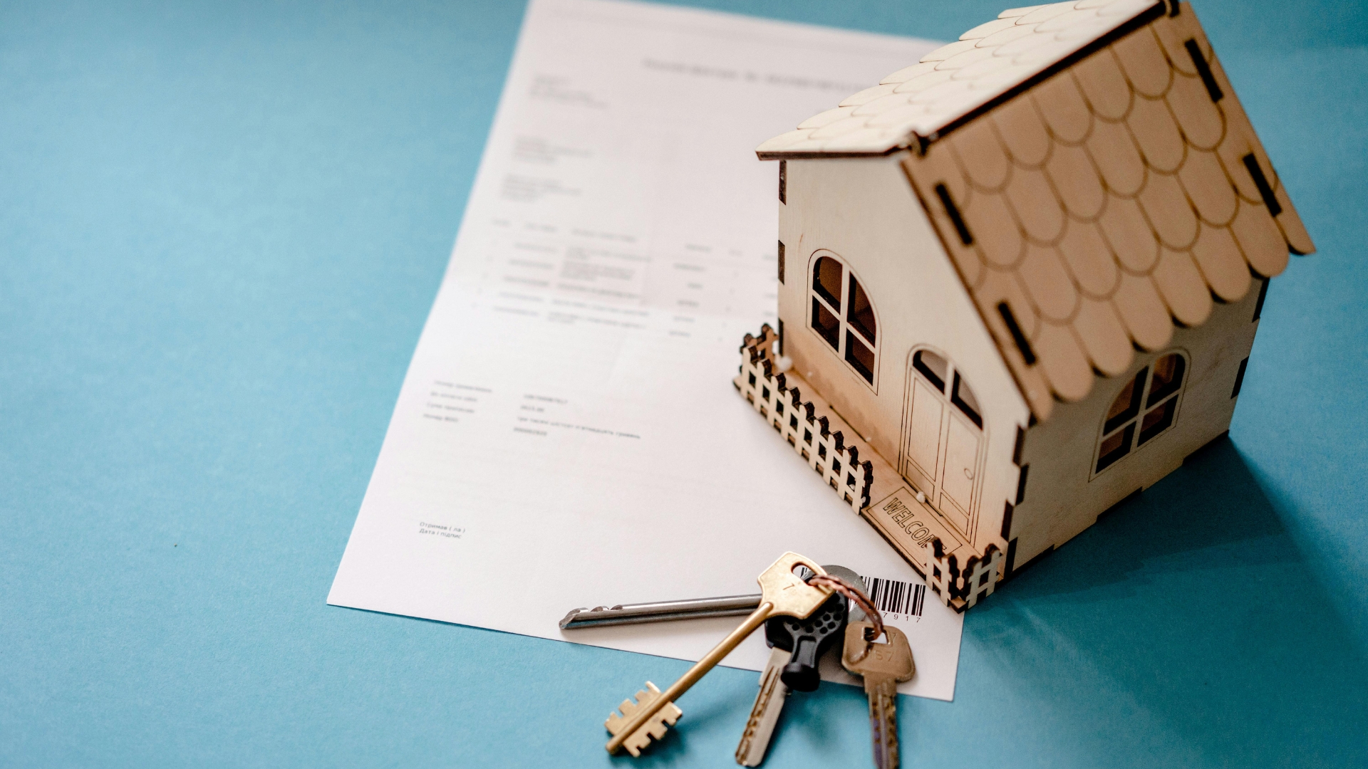 Propietario revisando documentos tras la cancelación de la compra de una vivienda por parte del comprador