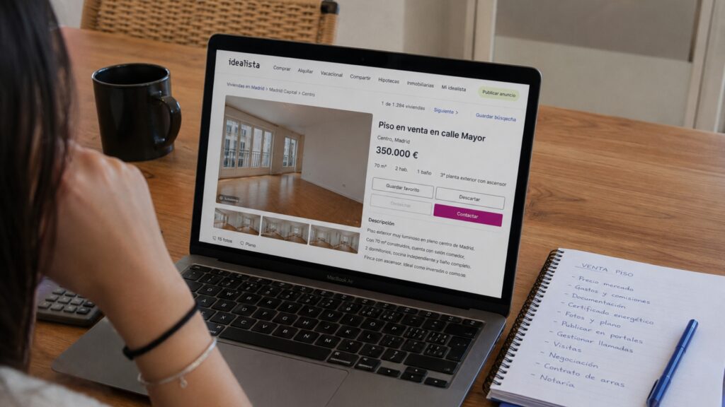 Propietario valorando si vender su vivienda por su cuenta o con ayuda de una inmobiliaria profesional