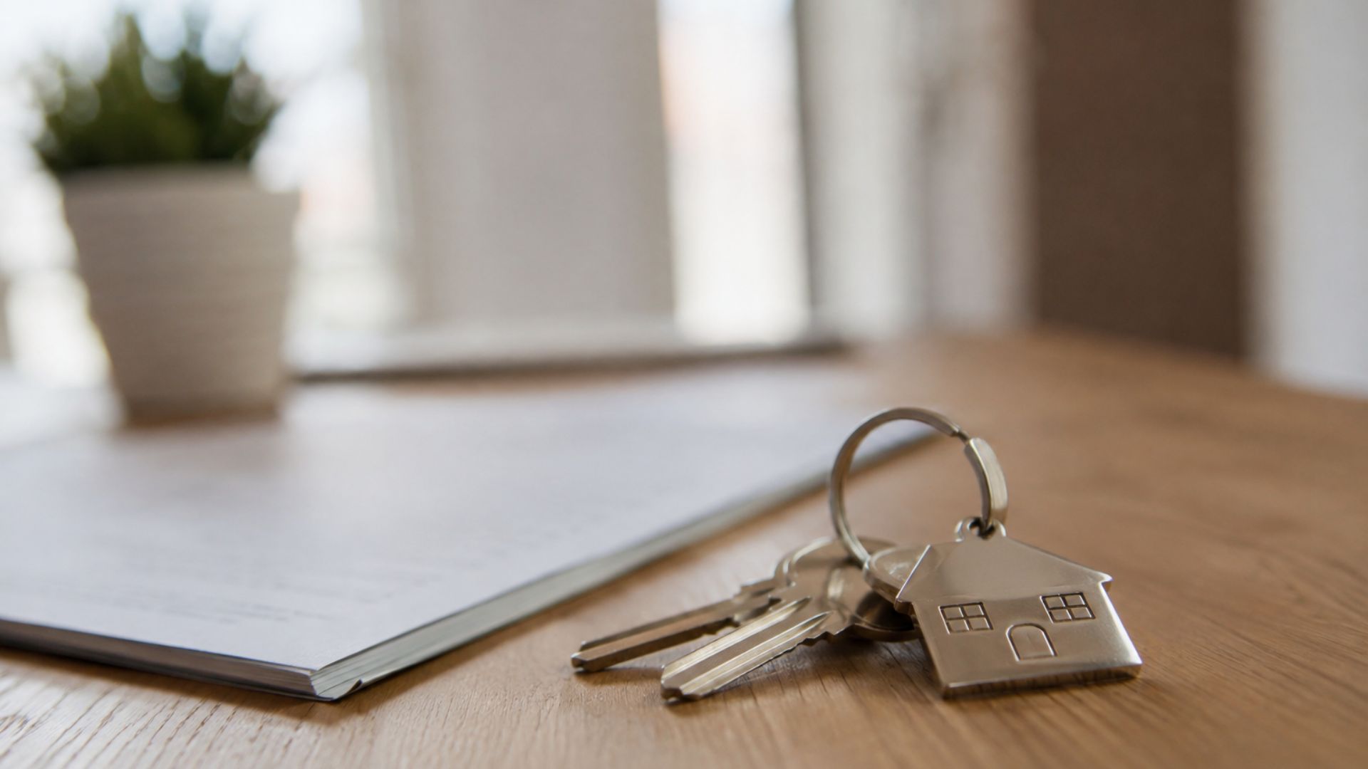Factores económicos y financieros que explican por qué muchas parejas retrasan la compra de su primera vivienda en España.