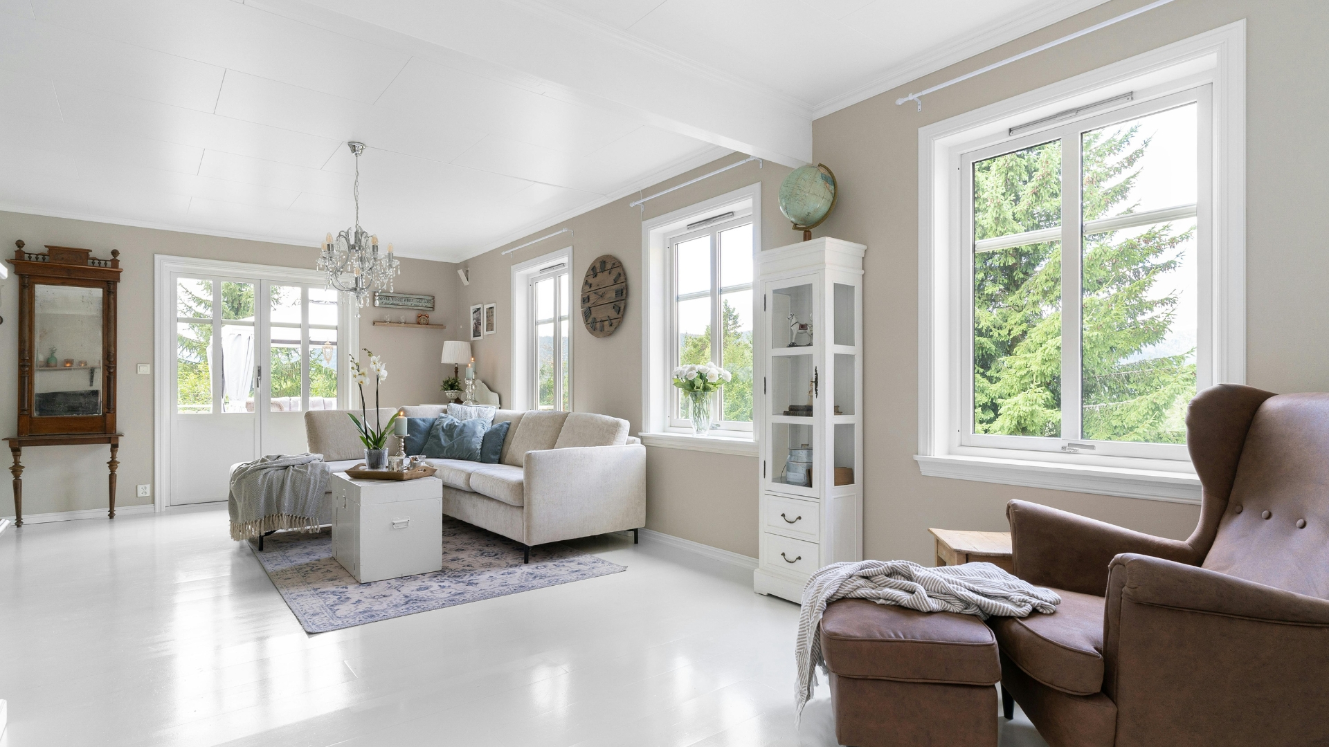 Interior de una vivienda cómoda y funcional con luz natural